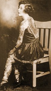 Portrét tetované ženy, kolem roku 1895 (Sépiová fotografie)